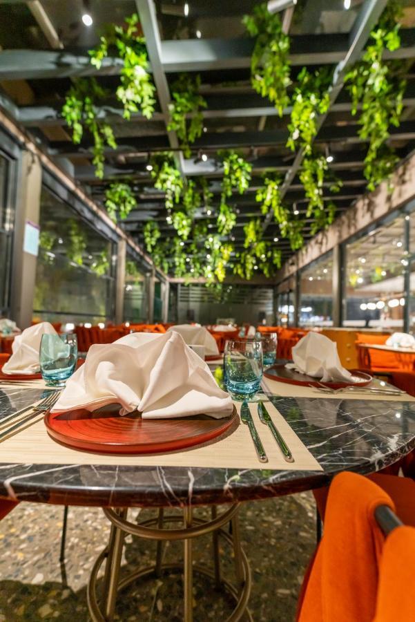 Mercure Trabzon Hotel Bagian luar foto The interior of the restaurant