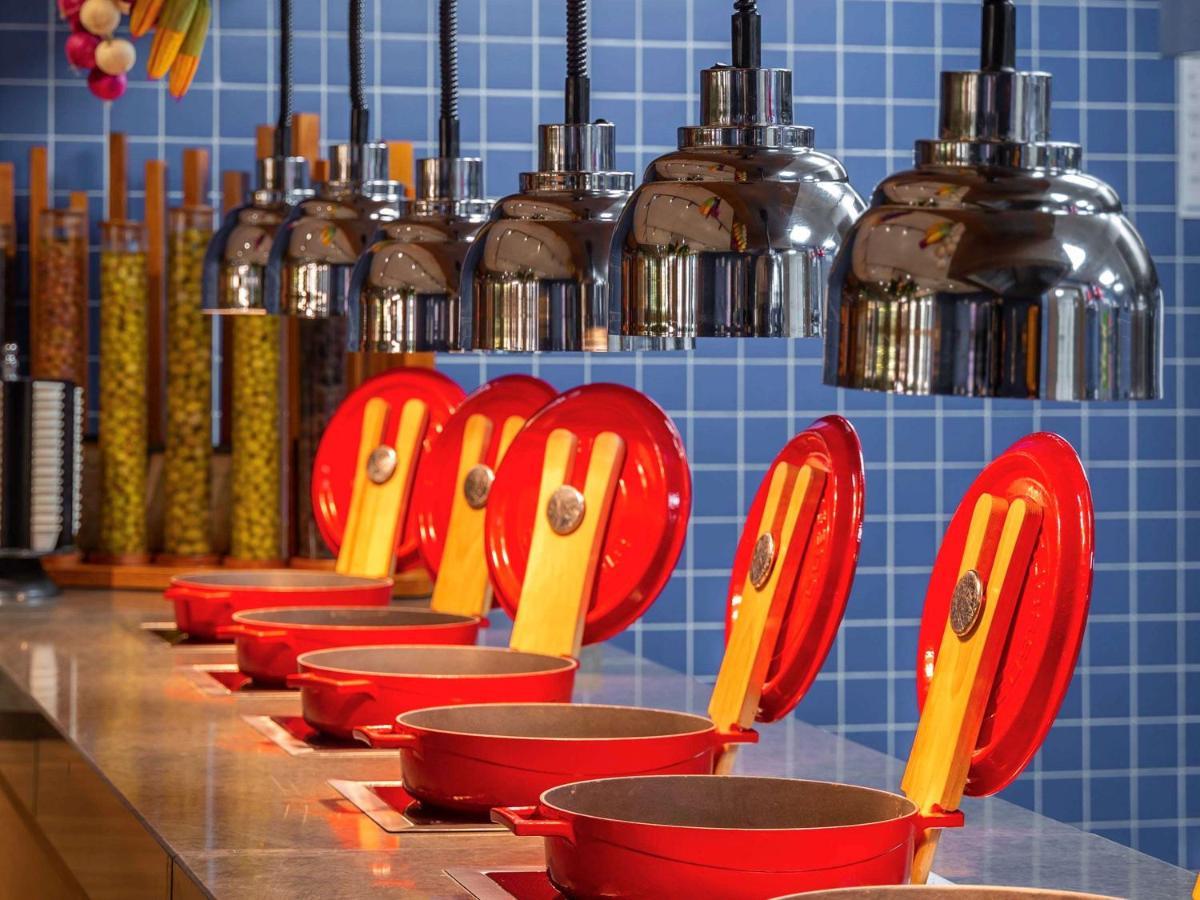 Mercure Trabzon Hotel Bagian luar foto A row of Le Creuset cast iron cookware