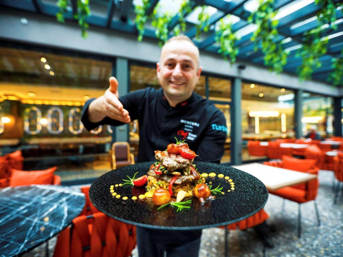 Mercure Trabzon Hotel Bagian luar foto A waiter serving a meal