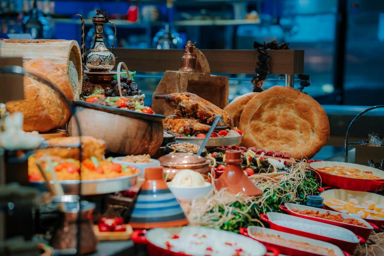 Mercure Trabzon Hotel Bagian luar foto A buffet at a restaurant