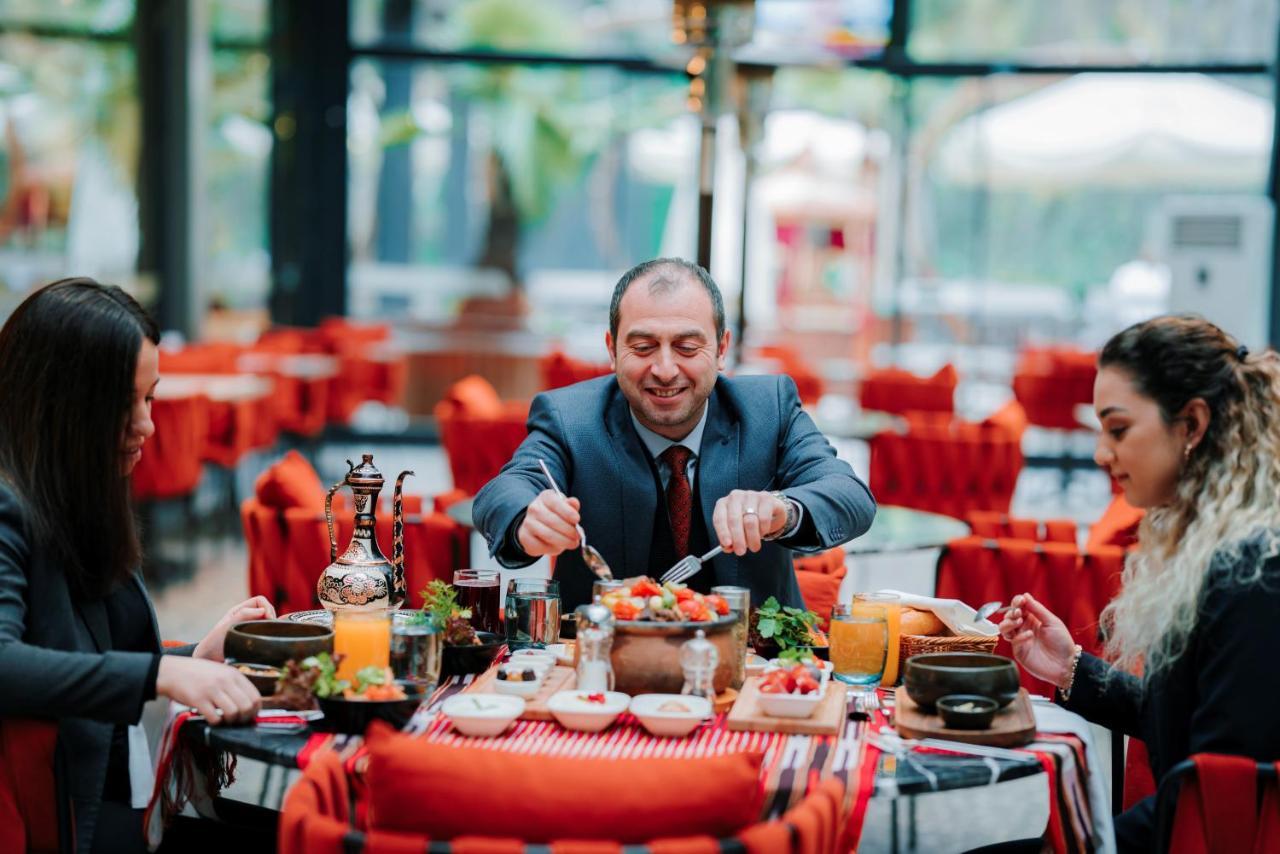 Mercure Trabzon Hotel Bagian luar foto A man eating at a restaurant