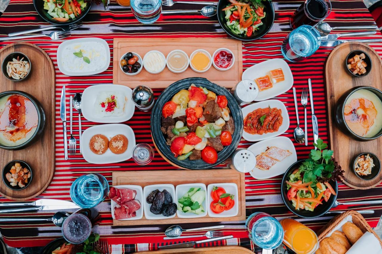 Mercure Trabzon Hotel Bagian luar foto A traditional Turkish breakfast