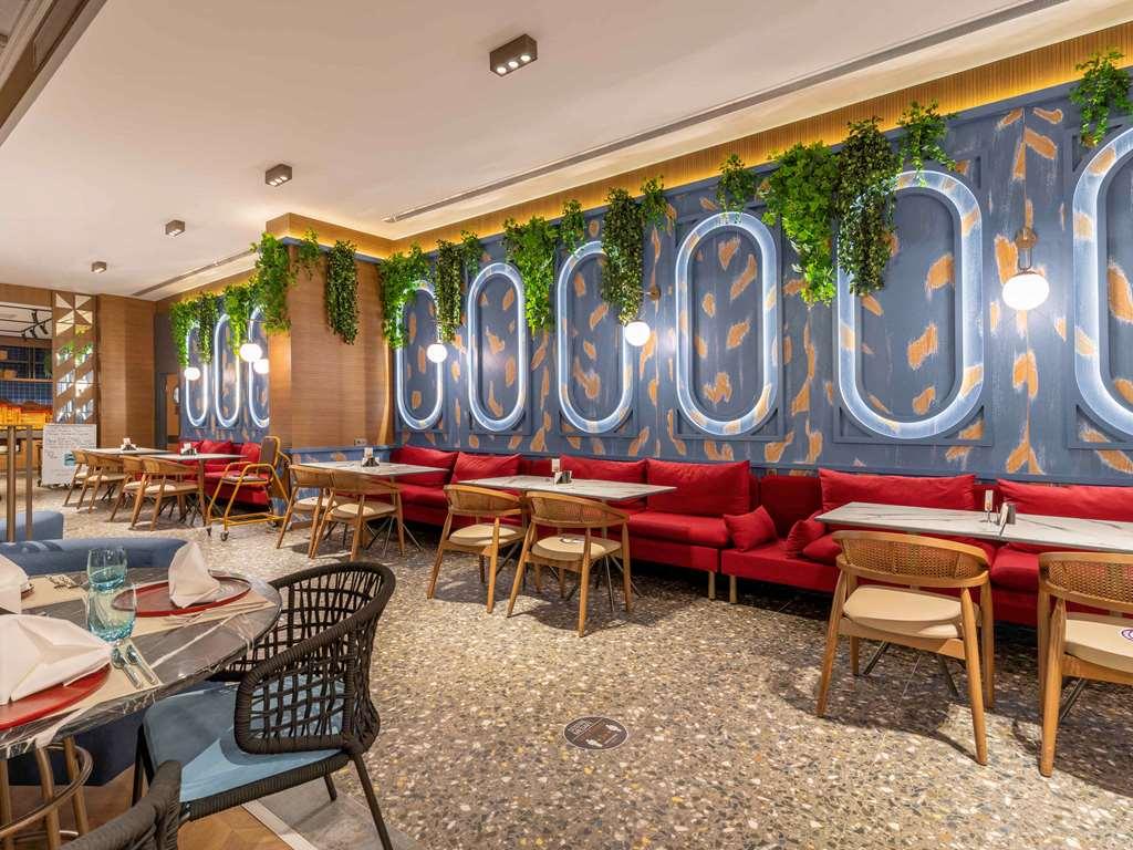 Mercure Trabzon Hotel Restoran foto Interior of a restaurant in the mall