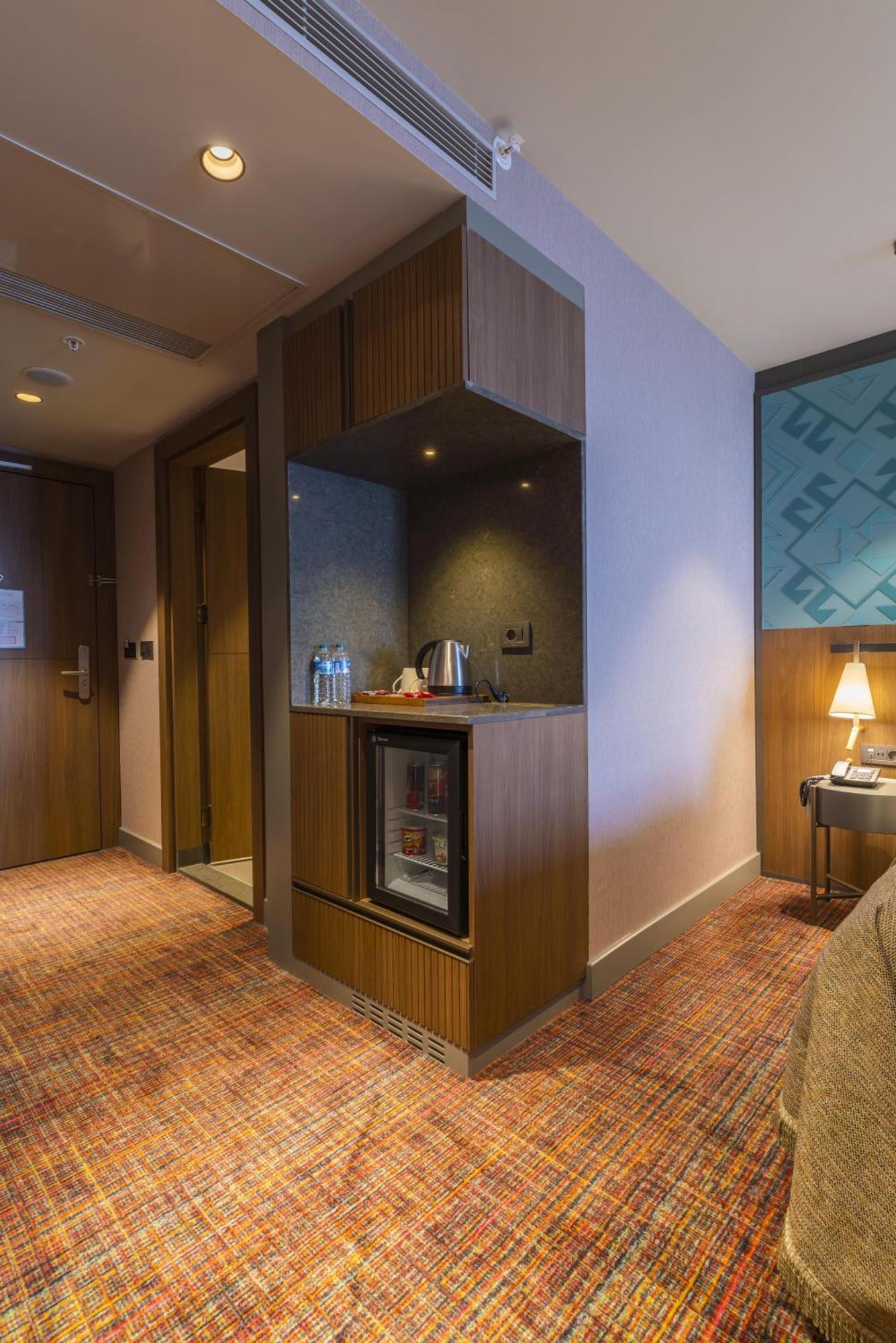 Mercure Trabzon Hotel Bagian luar foto A wet bar in a hotel room