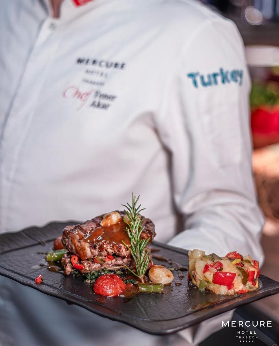 Mercure Trabzon Hotel Bagian luar foto Chef serving a meal